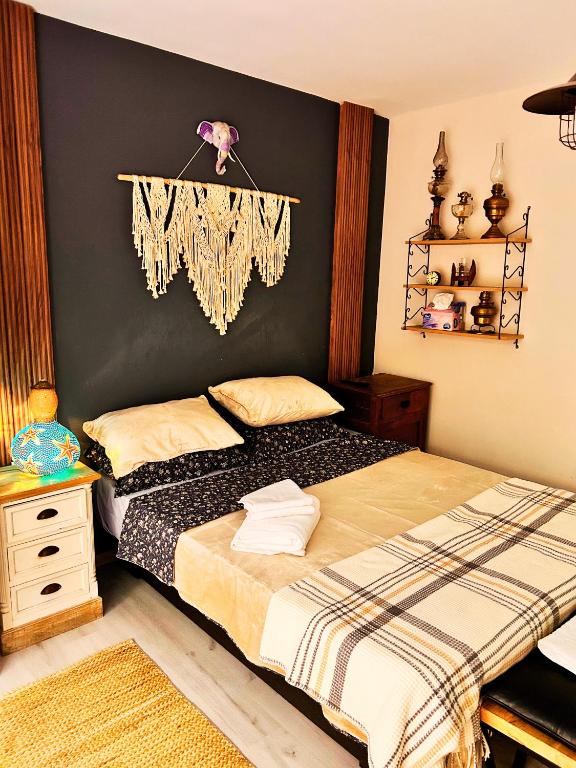 Postel nebo postele na pokoji v ubytování Izmir Home & Garden