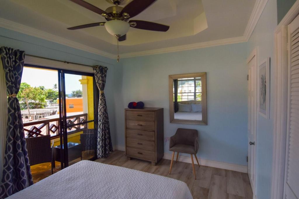 Postel nebo postele na pokoji v ubytování Piton View Apartment With Jeep Rental - GREAT COMBO DEAL- Explore St Lucia