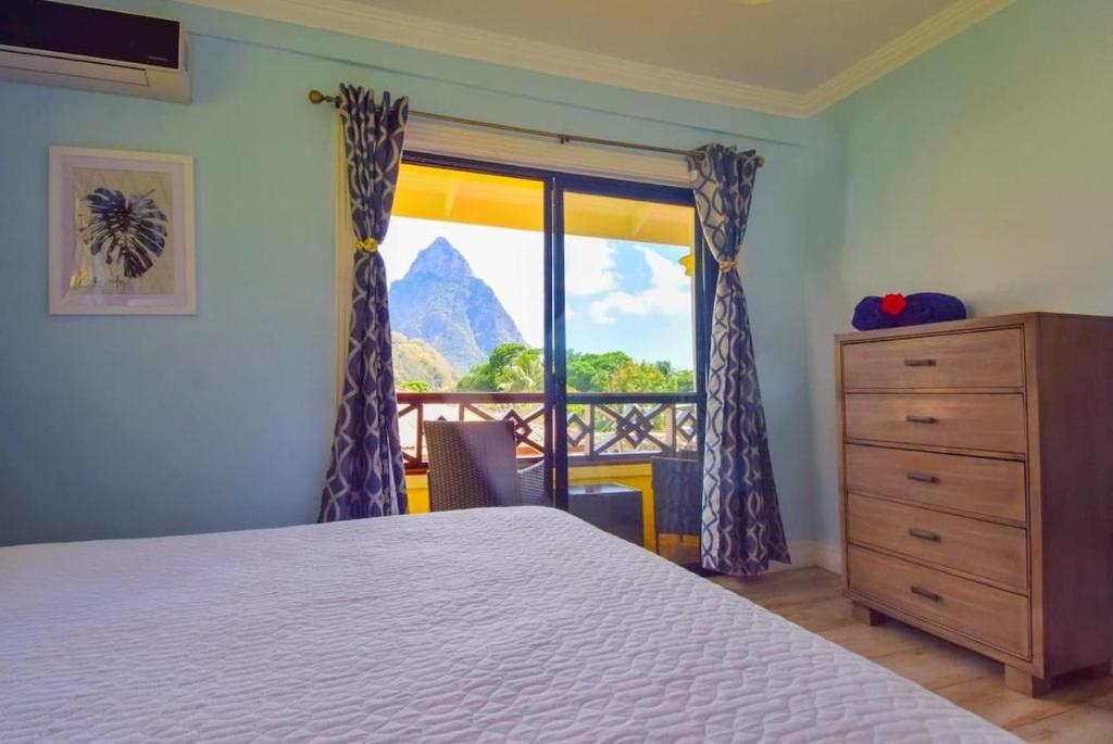 Postel nebo postele na pokoji v ubytování Piton View Apartment With Jeep Rental - GREAT COMBO DEAL- Explore St Lucia