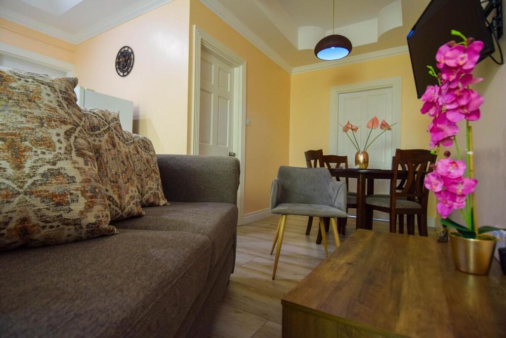 Posezení v ubytování Piton View Apartment With Jeep Rental - GREAT COMBO DEAL- Explore St Lucia