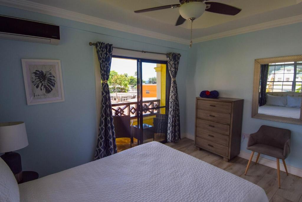 Postel nebo postele na pokoji v ubytování Piton View Apartment With Jeep Rental - GREAT COMBO DEAL- Explore St Lucia