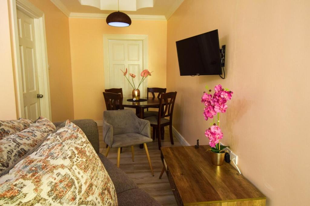 TV a/nebo společenská místnost v ubytování Piton View Apartment With Jeep Rental - GREAT COMBO DEAL- Explore St Lucia