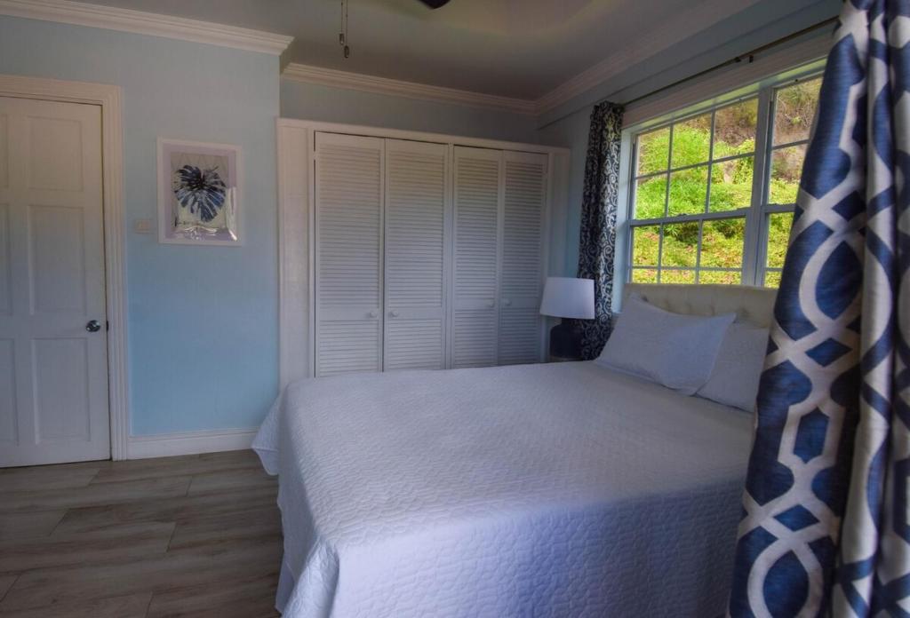 Postel nebo postele na pokoji v ubytování Piton View Apartment With Jeep Rental - GREAT COMBO DEAL- Explore St Lucia