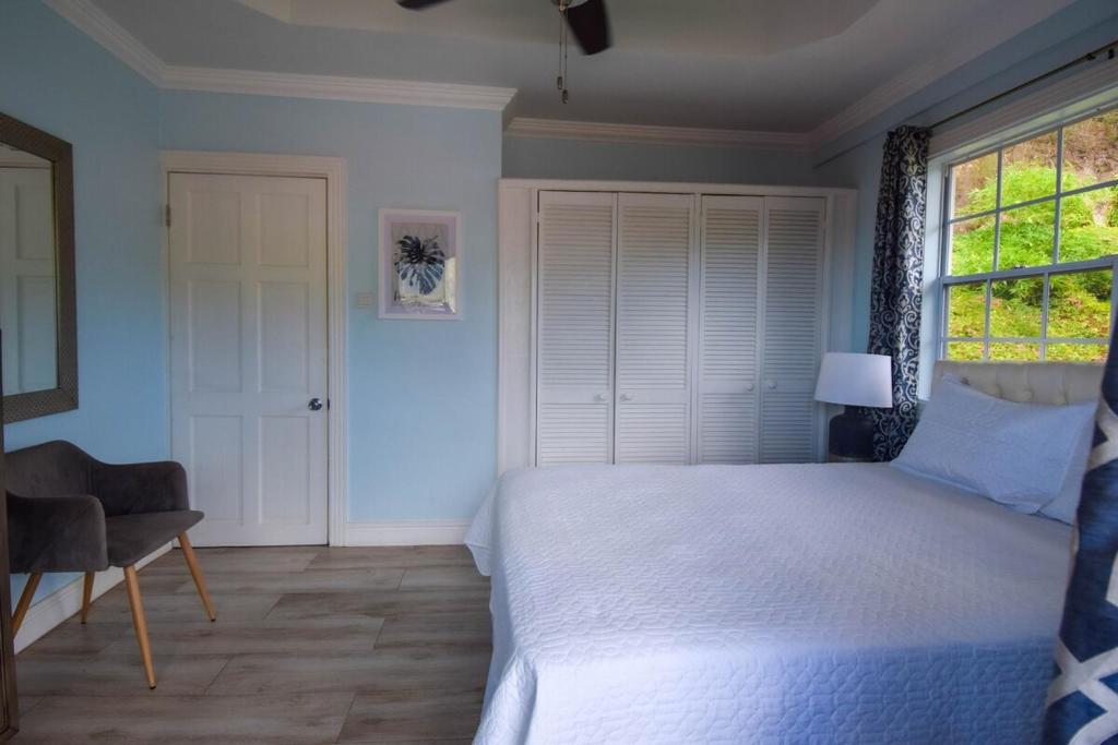 Postel nebo postele na pokoji v ubytování Piton View Apartment With Jeep Rental - GREAT COMBO DEAL- Explore St Lucia