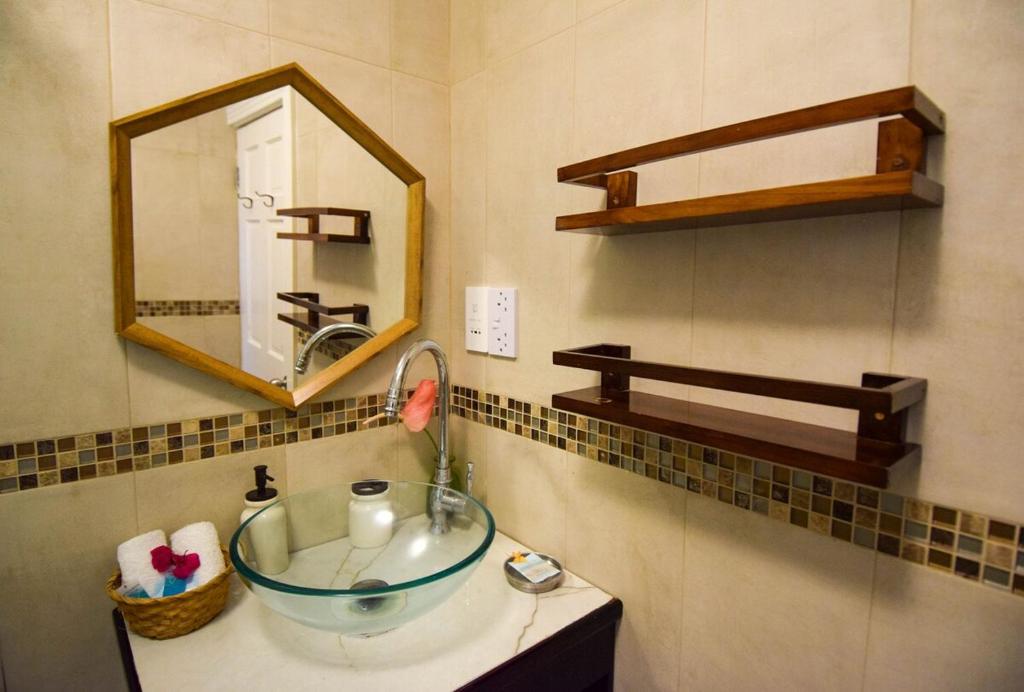 Koupelna v ubytování Piton View Apartment With Jeep Rental - GREAT COMBO DEAL- Explore St Lucia