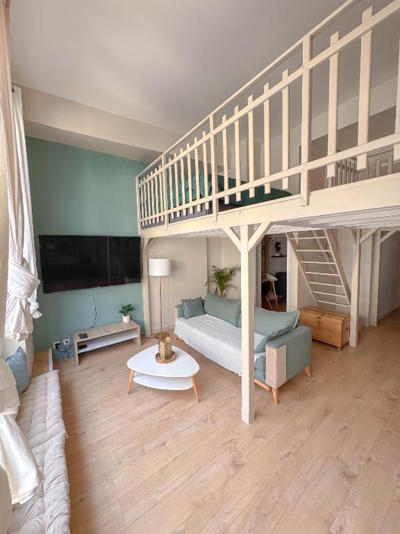 un salon avec un lit mezzanine et un canapé dans l'établissement L'Écrin de la Comédie, à Montpellier