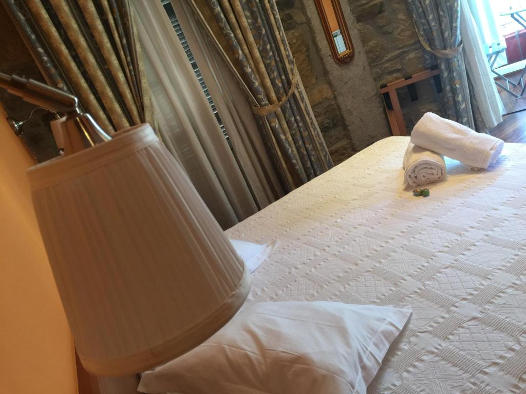 A bed or beds in a room at Pensión Ab Domini