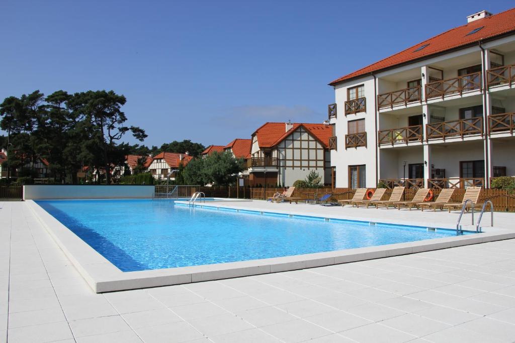 uma grande piscina em frente a um edifício em Apartament Nadmorski - Rogowo em Rogowo