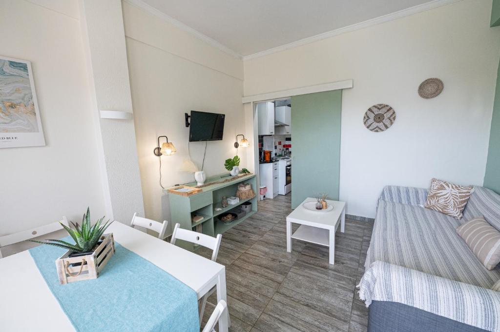 Televízia a/alebo spoločenská miestnosť v ubytovaní SERENITY yard apartment