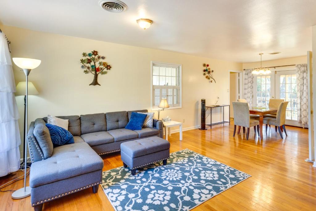 una sala de estar con un sofá y una mesa en 3 Mi to Dtwn Home with Yard in Tallahassee, en Tallahassee