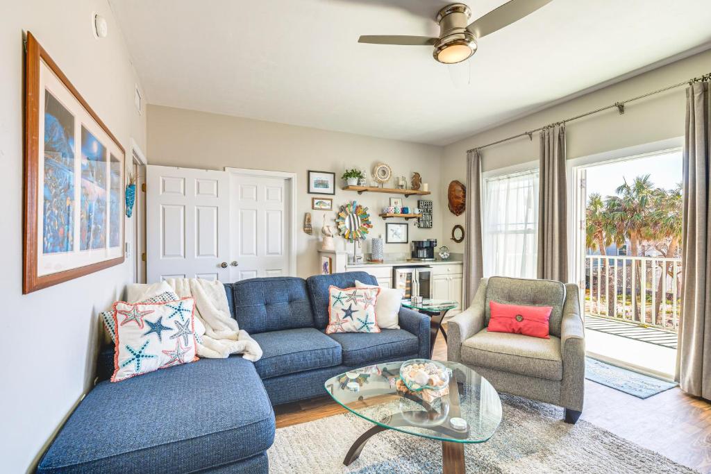 Posezení v ubytování Steps to Beach Home with Sunset Views in Cedar Key!