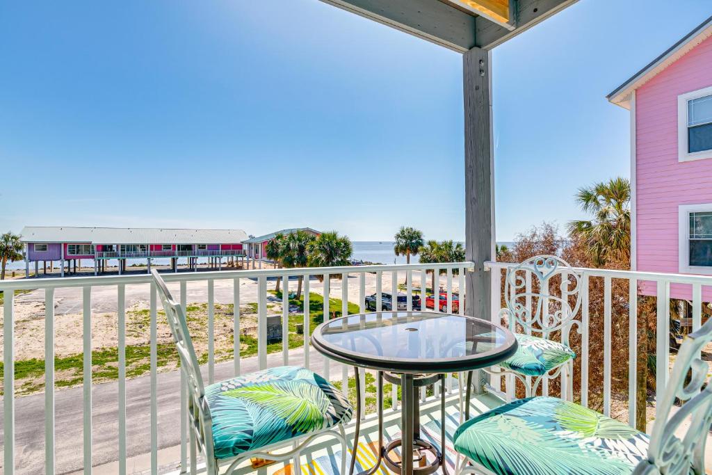 Balkón nebo terasa v ubytování Steps to Beach Home with Sunset Views in Cedar Key!
