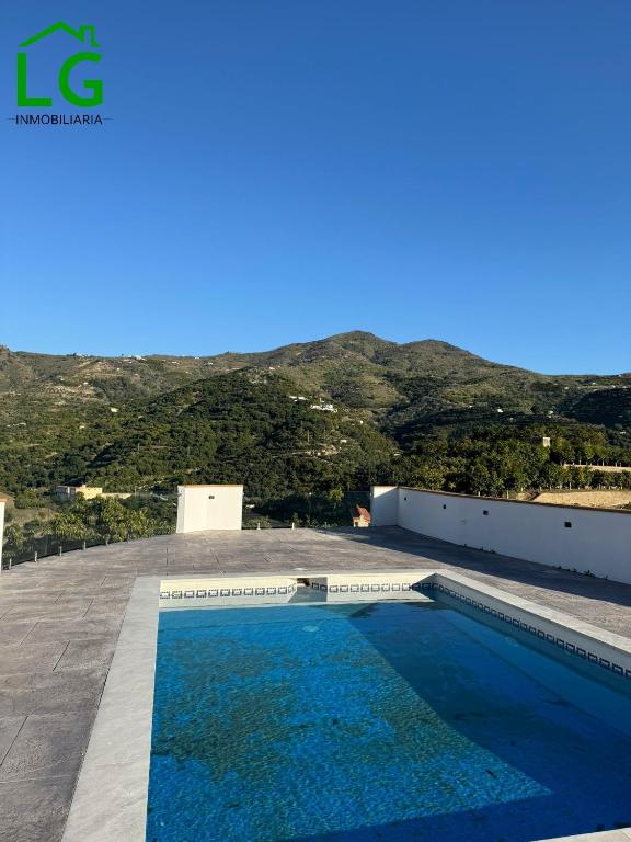 une piscine sur le toit d'une maison dans l'établissement Cortijo bellavista, à Jete