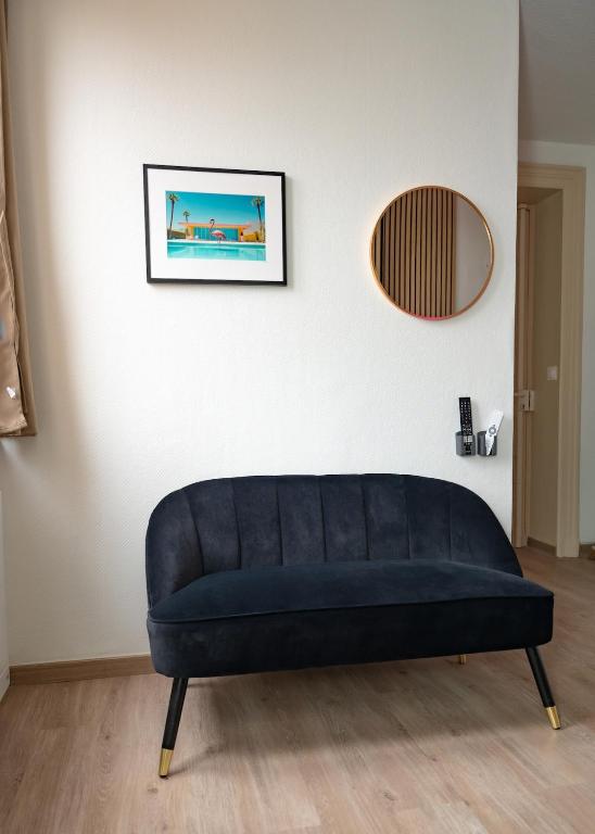 Hotel Goodvibes Villeurbanne, a blue couch in a room with a wall at Goodvibes Villeurbanne in Villeurbanne