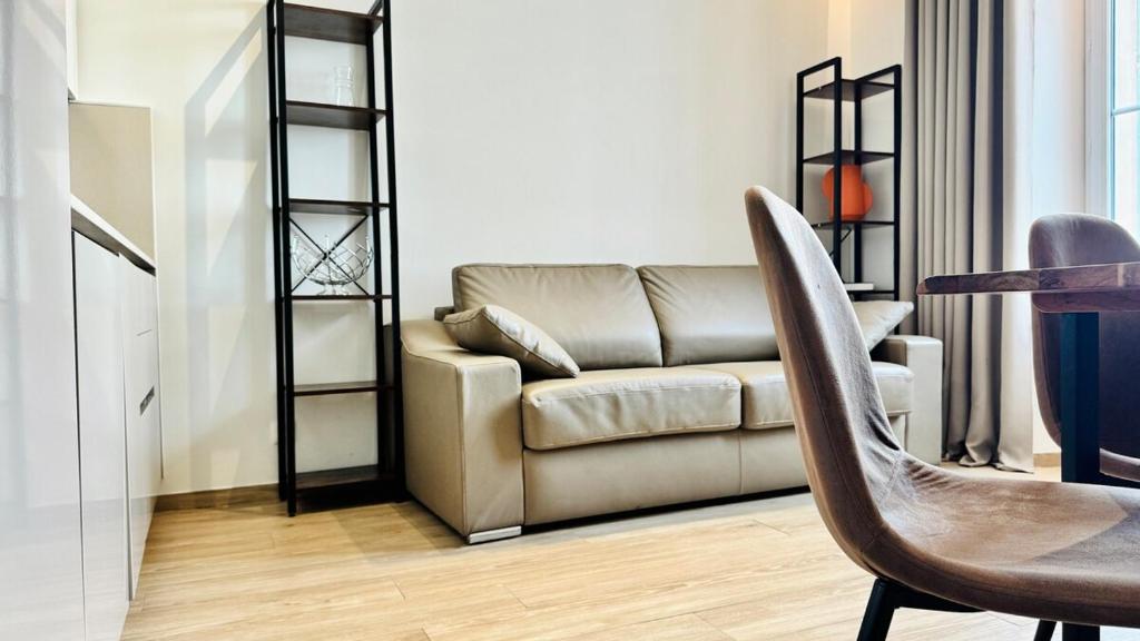 un salon avec un canapé et une table dans l'établissement Cozy Croisette Retreat Cannes, à Cannes