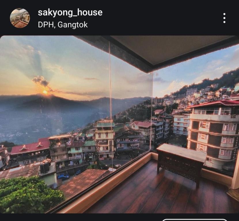 een uitzicht op een stad vanaf het balkon van een gebouw bij Sakyong house apartment in Gangtok