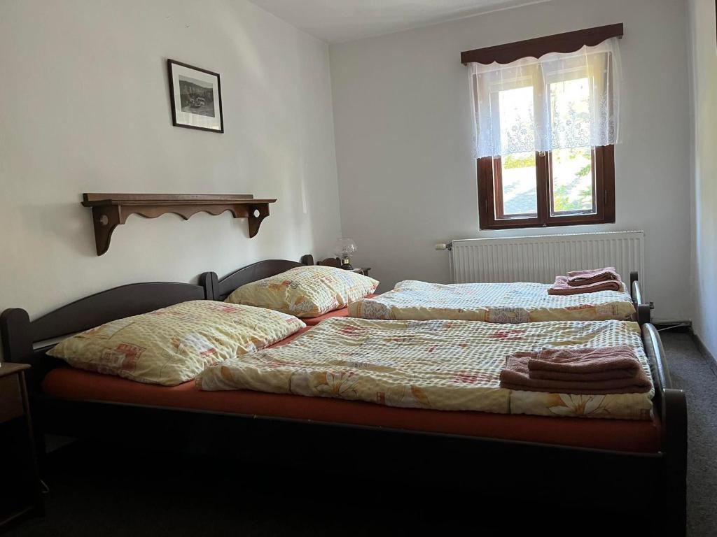 Postel nebo postele na pokoji v ubytování Penzion Dřevák