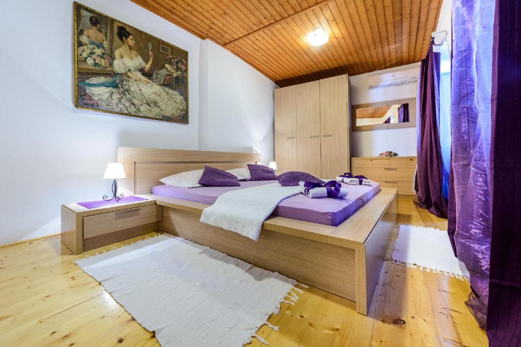 Llit o llits en una habitació de Apartman Antonio