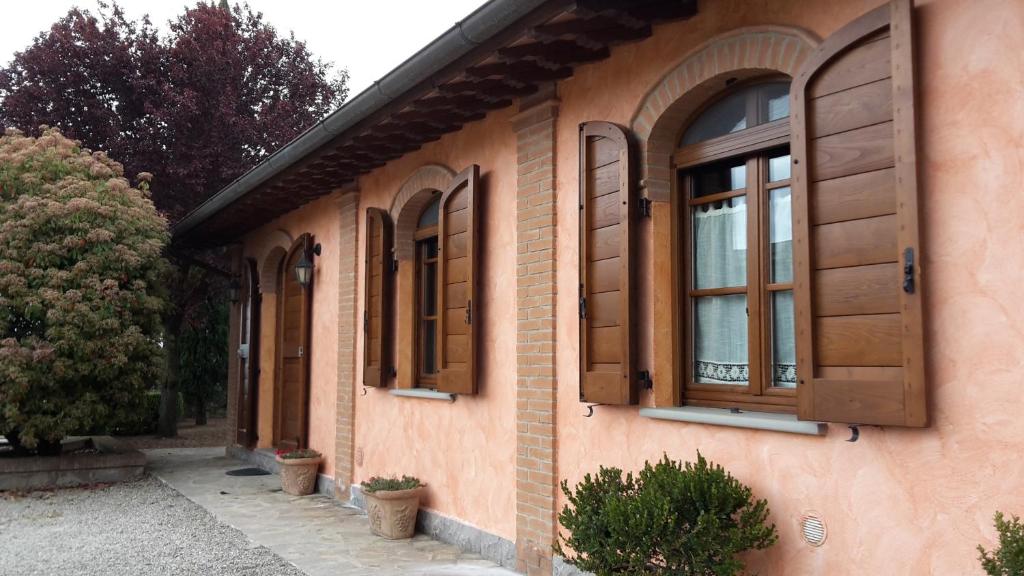 uma casa com janelas com persianas de madeira em Residenza Zona Franca em Macchie