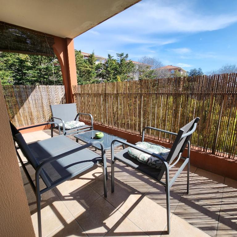 deux chaises et une table sur une terrasse dans l'établissement Appartement au calme à NICE à proximité de tout !, à Nice
