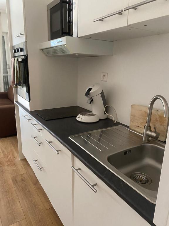 une cuisine avec un évier et un plan de travail dans l'établissement Studio Nice clim wifi, à Nice