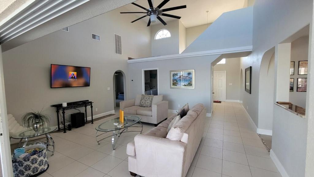 ein Wohnzimmer mit Sofa und Tisch in der Unterkunft SW Florida Waterfront Home in Cape Coral