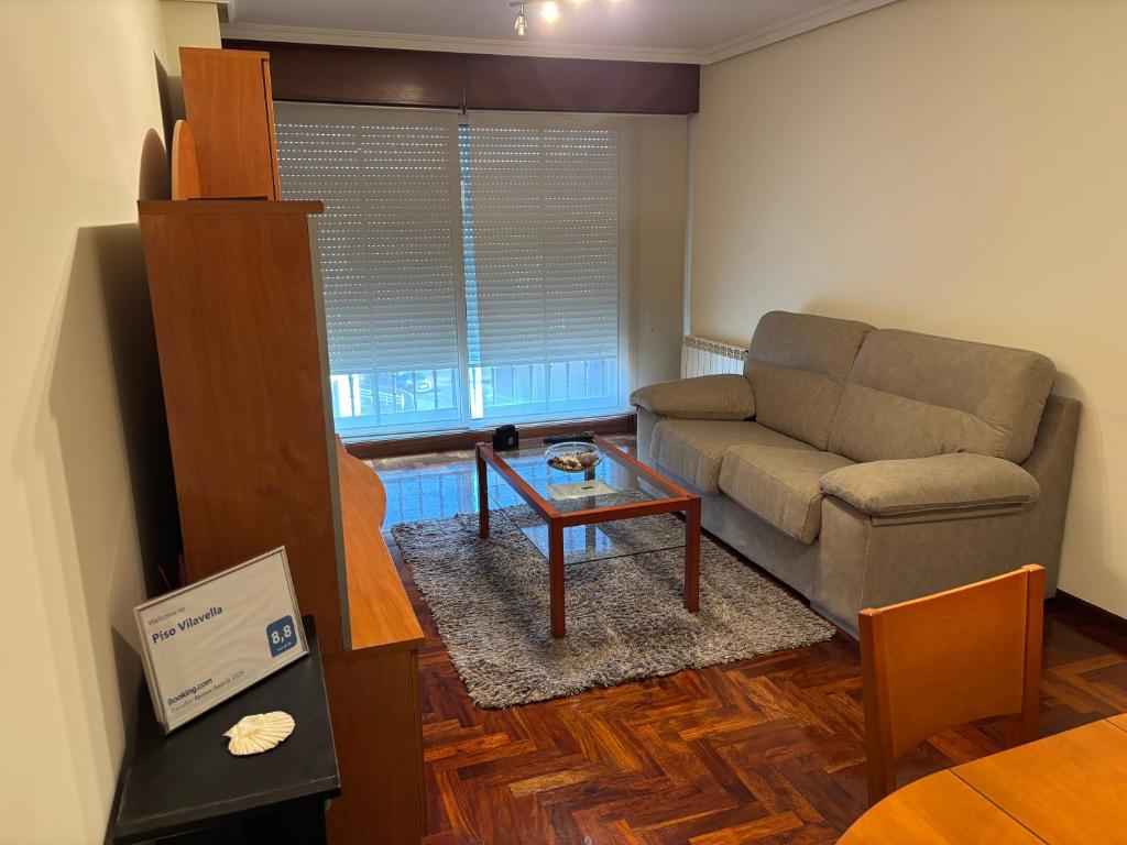 a living room with a couch and a table at Piso Vilavella in Redondela