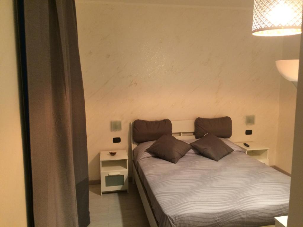 1 cama con 2 almohadas en una habitación en B&B Massimo Centro, en Catania