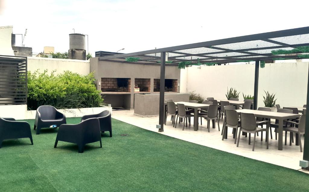 un patio con tavoli e sedie su un tetto di Nómada a Villa María
