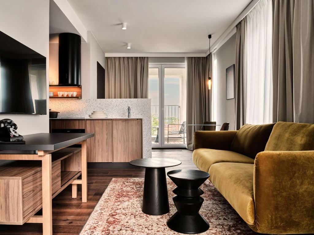 Radisson RED Hotel & Radisson RED Apartments, Krakówにあるシーティングエリア