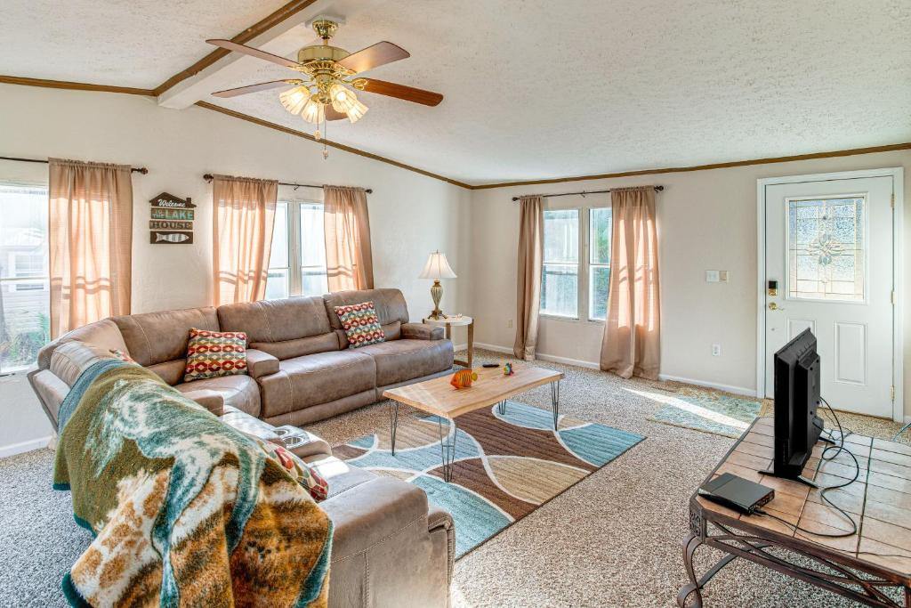 Posezení v ubytování Fish On-Site Lake Murray Family Home