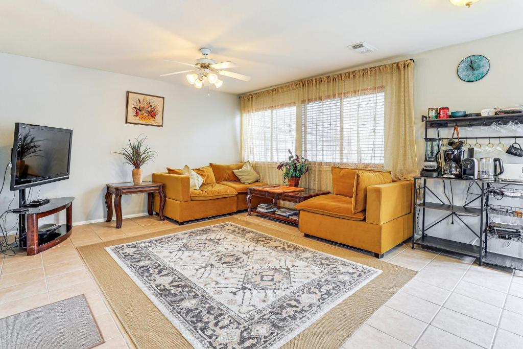 TV a/nebo společenská místnost v ubytování 12 Mi to Energy Corridor Family Home with Grill!