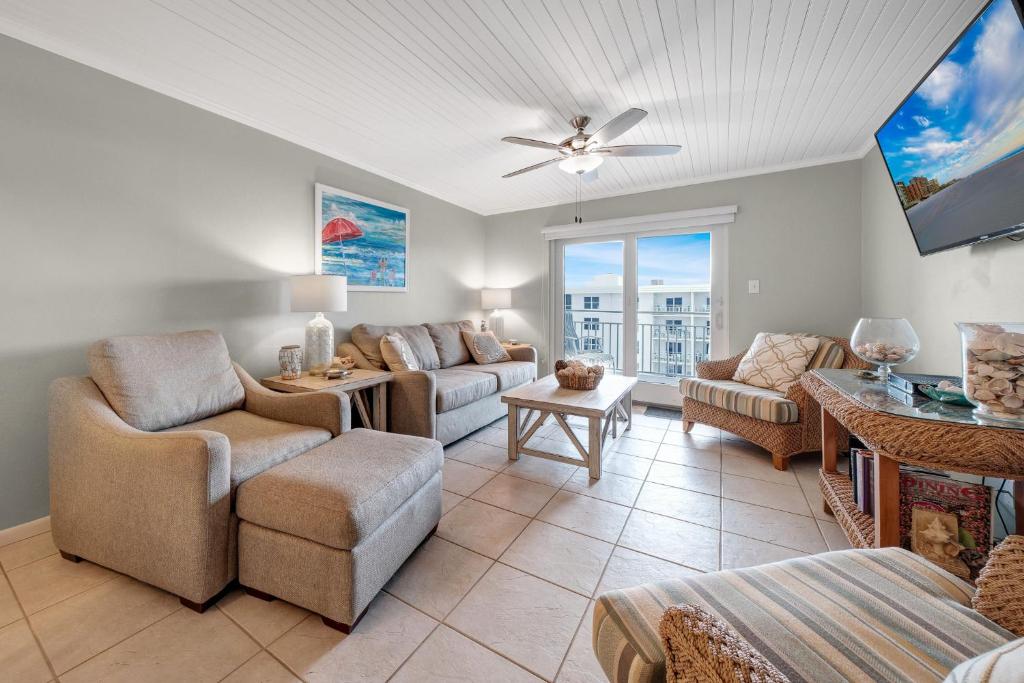 ニュー・スマーナ・ビーチにあるTop Floor Ocean and Pool Views located on No-Drive Beach with 2 Complex Poolsのソファとテーブルのあるリビングルーム