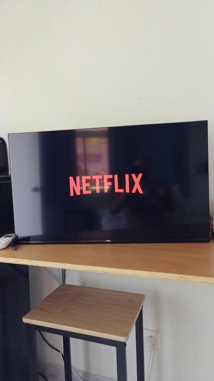 TV a/nebo společenská místnost v ubytování Manohei Lodge- Chambre indépendante Pamatai