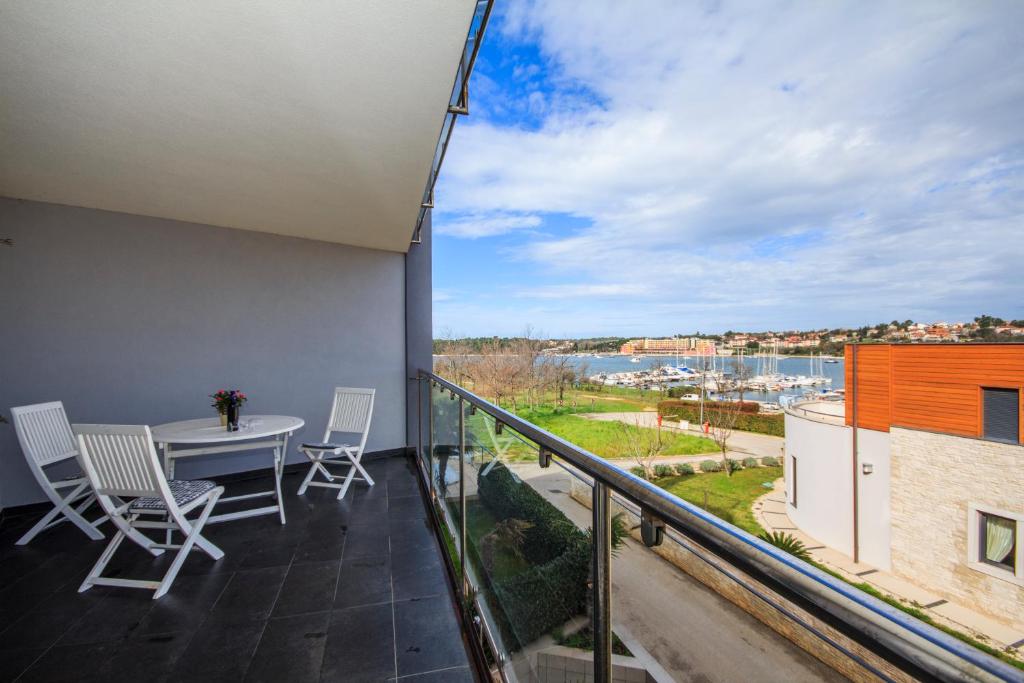 a balcony with a table and chairs and a view at Apartment Volme in Banjole
