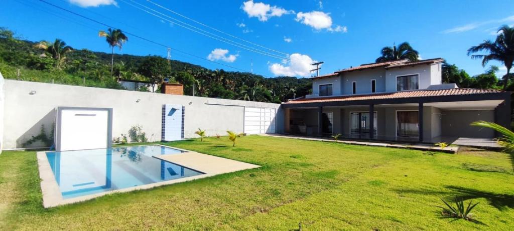 una casa con giardino e piscina di Casa Brisas do Caldas! a Cruz