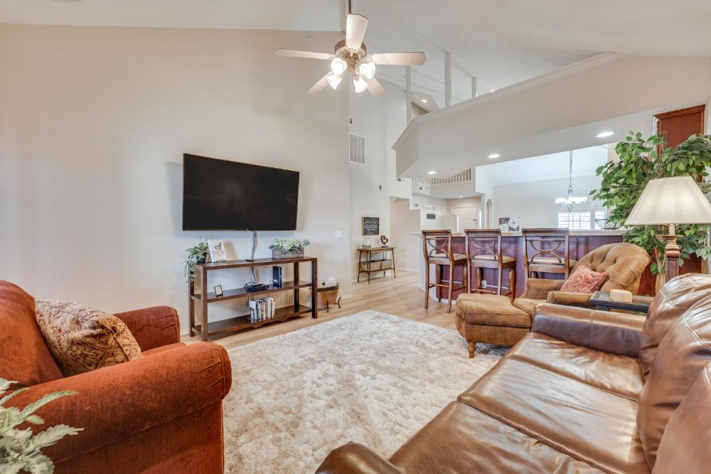 Una sala de estar con sofás y un televisor de pantalla plana. en Walk to Branson Strip Inviting Condo!, en Branson