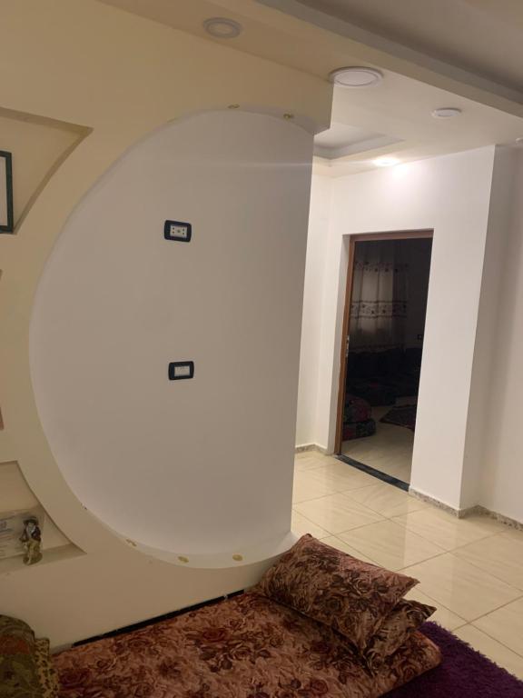 a room with a large mirror on the wall at شقه مفروشه in Khinzīrah
