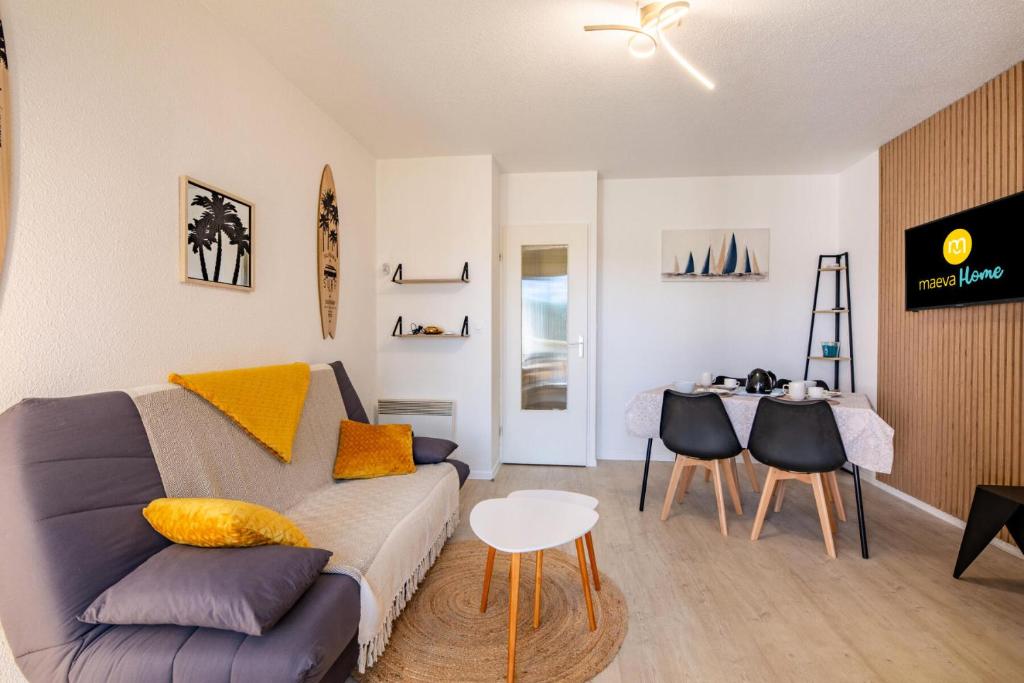 un salon avec un canapé et une table dans l'établissement Résidence Saint-Raphaël Valescure - maeva Home - Studio avec terrasse 4 personnes - Sélection - super Home MAE-7091, à Valescure