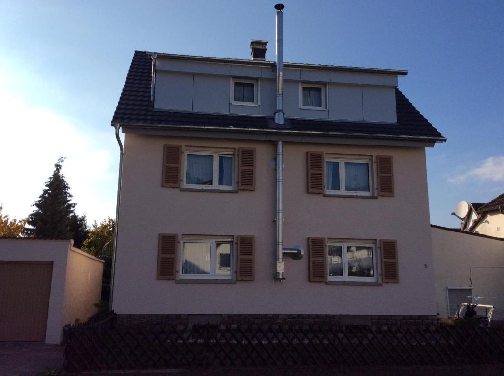 a large house with windows on the side of it at Ferienwohnung Sartorius in Bensheim