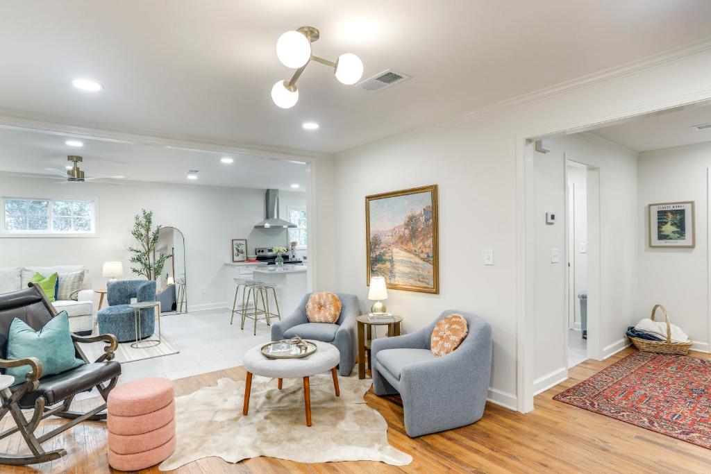 O zonă de relaxare la 2 Mi to Ole Miss Modern Home in Historic District