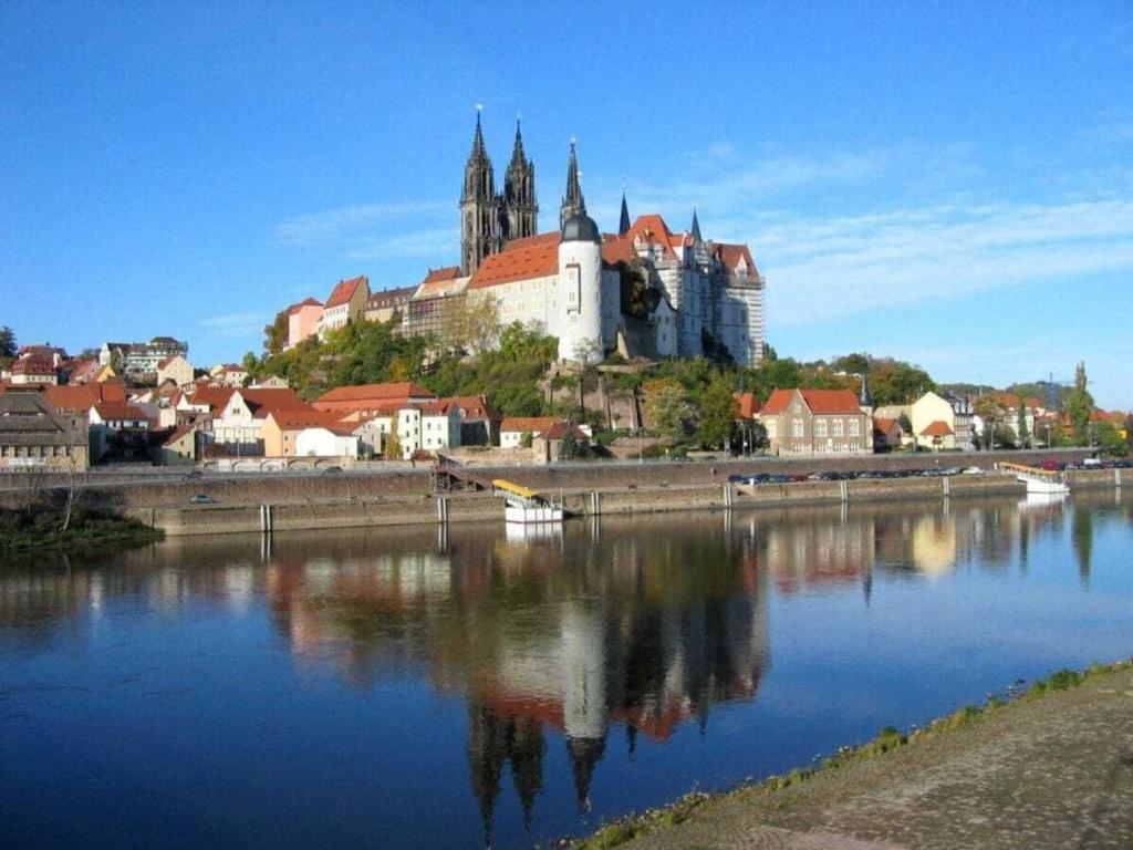 Výhled na řeku, která protéká v blízkosti prázdninového domu