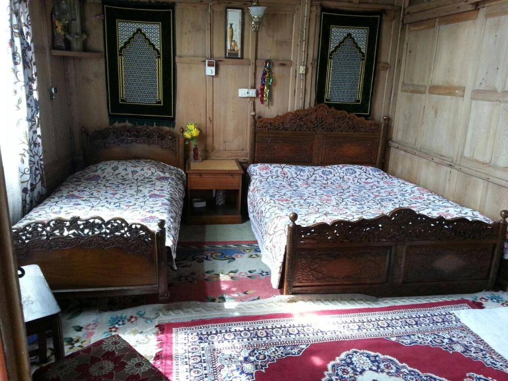 Postel nebo postele na pokoji v ubytování Hotel First Kashmir