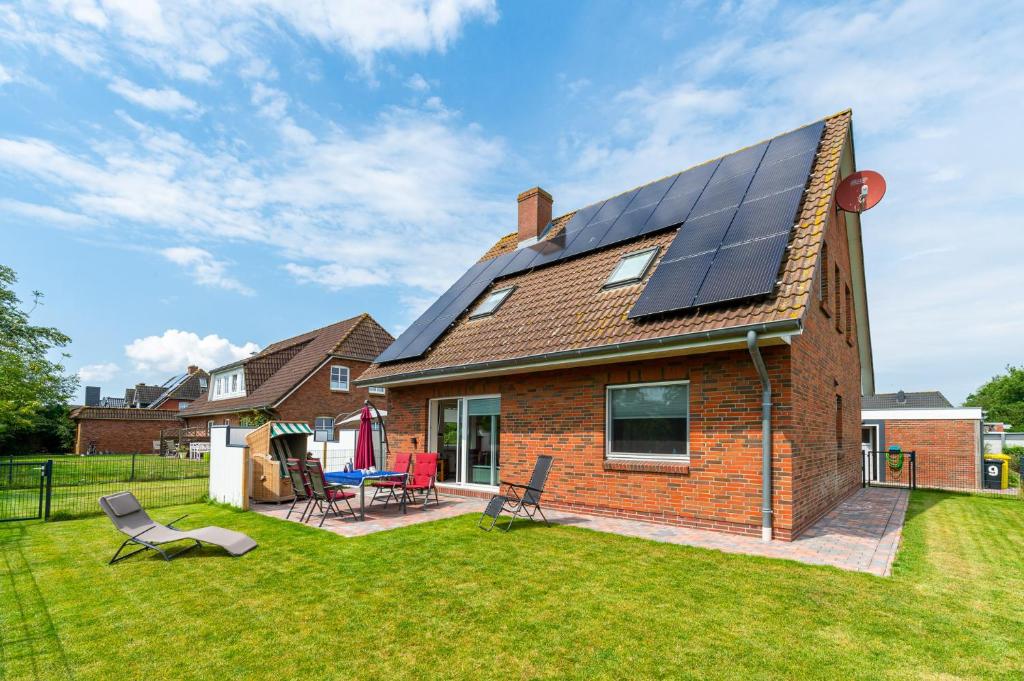 a house with solar panels on the roof at Ferienwohnung Luv Dagebüll in Dagebüll