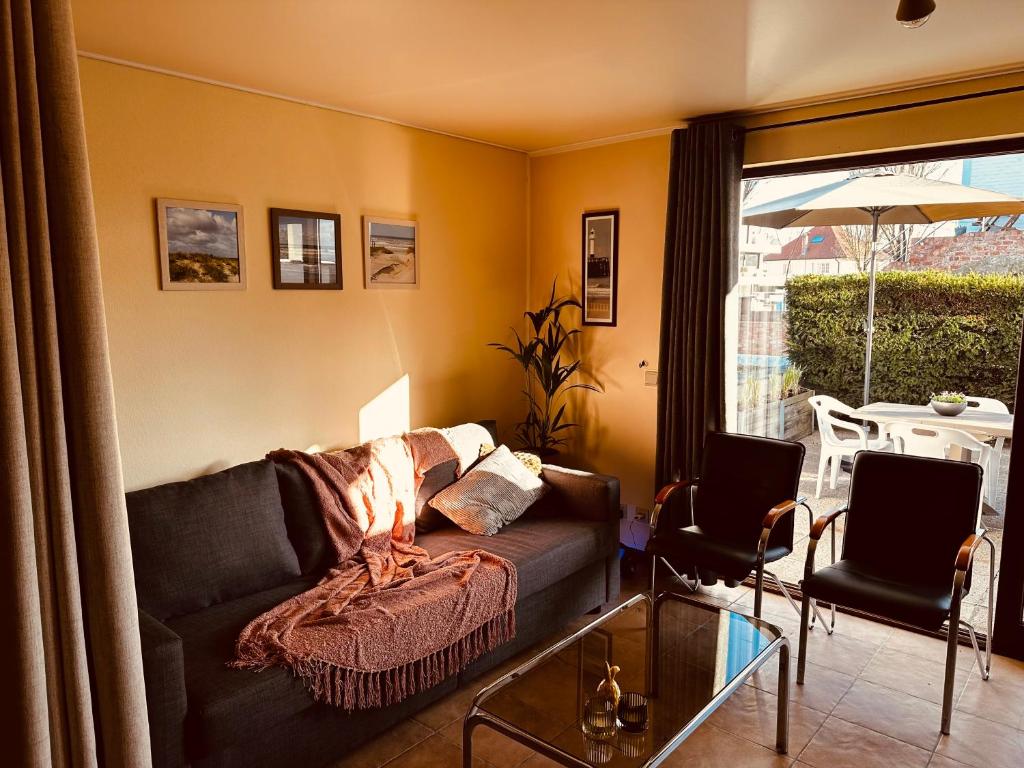 a living room with a couch and a table at Studio Lejeune in Koksijde