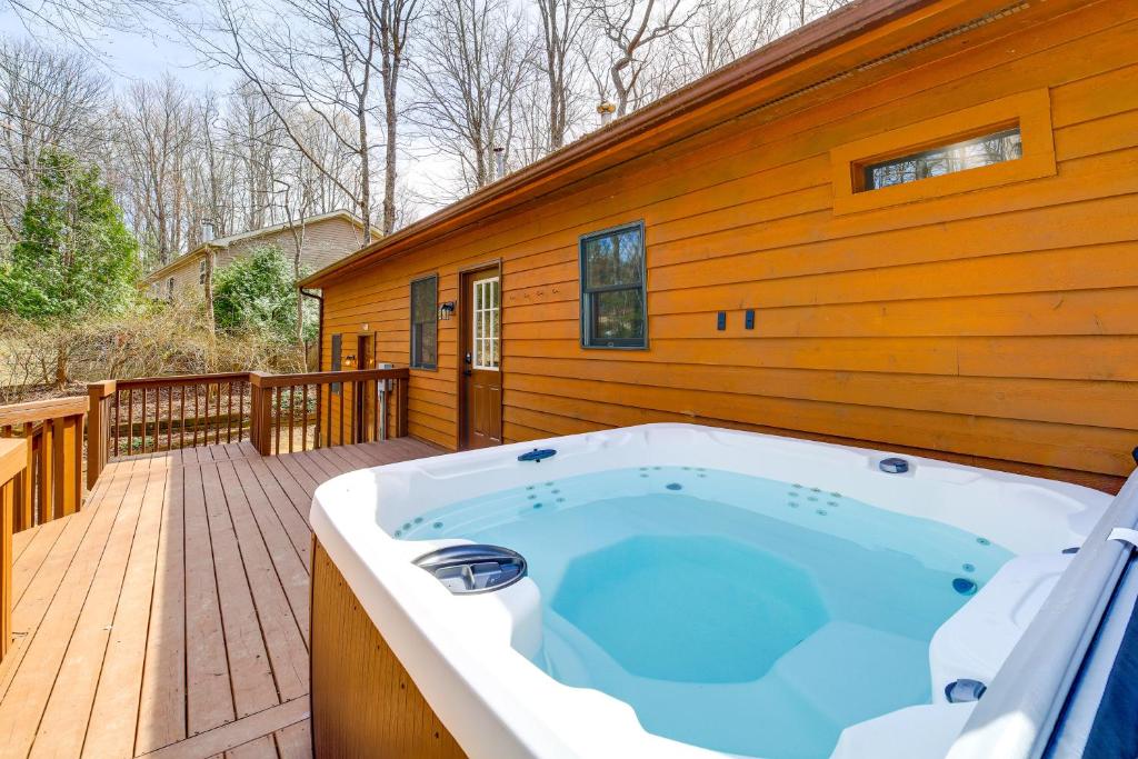 Gambar di galeri bagi Deer River Retreat Cabin Feel with Modern Touches di Sparta