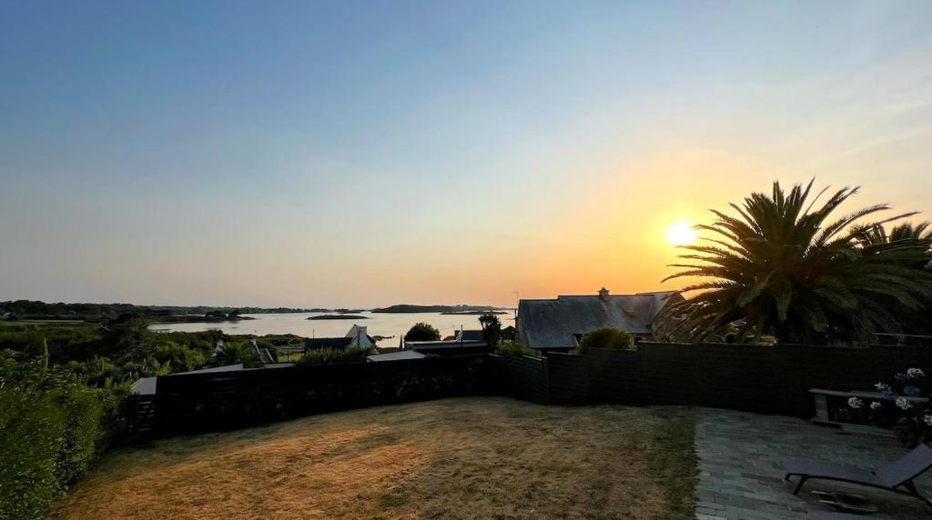 - une vue sur le coucher de soleil depuis l'arrière-cour d'une maison dans l'établissement La Maison Bleue, à Pleumeur-Bodou