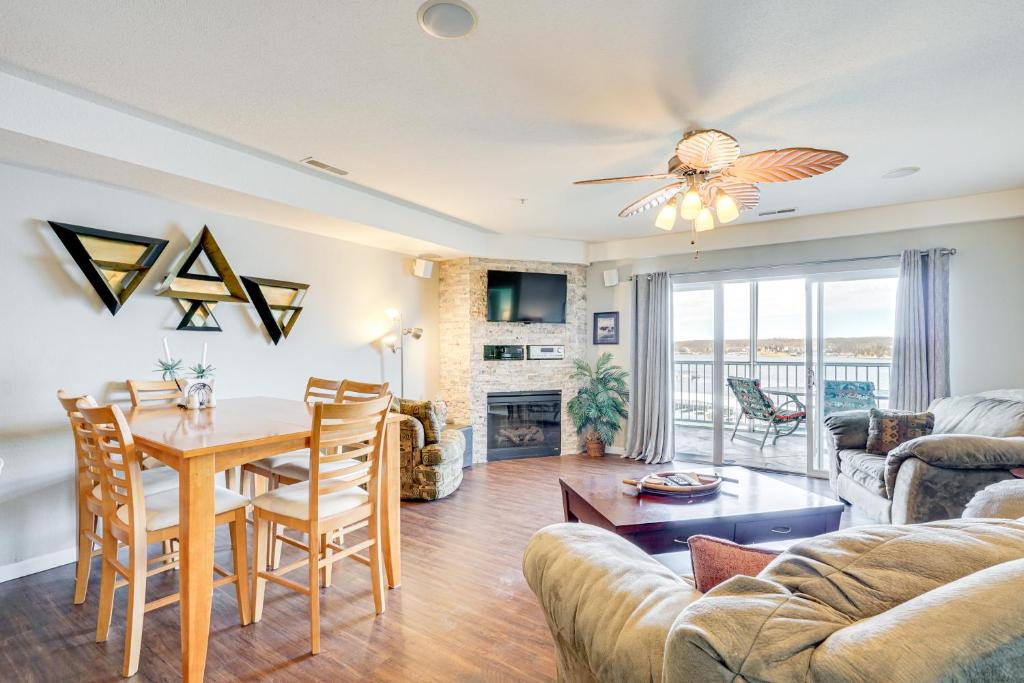 Kuchyň nebo kuchyňský kout v ubytování 5th-Floor Lakefront Condo Elevator and Pool Access!