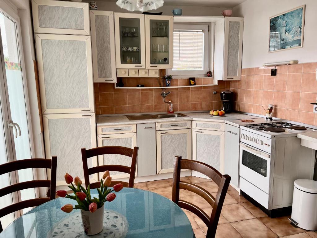 Kuchyň nebo kuchyňský kout v ubytování Apartment near the beach DRAGA