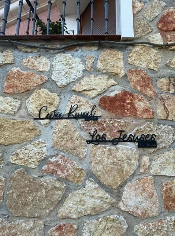 a stone wall with the words cuisinart written on it at Casa rural los J esuses in Lillo